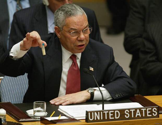 5 февраля 2003 года Госсекретарь США Колин Пауэлл демонстрирует на заседании ООН пробирку с неким "белым порошком" ("сибирской язвой"), уверяя всех в наличие у Ирака оружия массового уничтожения. Изображение взято в сети Интернет в свободном доступе.