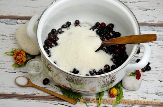 Ликер из вишен и черной смородины