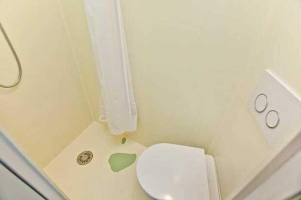 Ванная комната рассчитана на изящного и ловкого владельца (Ричмонд-авеню, Лондон). | Фото: huffingtonpost.ca.
