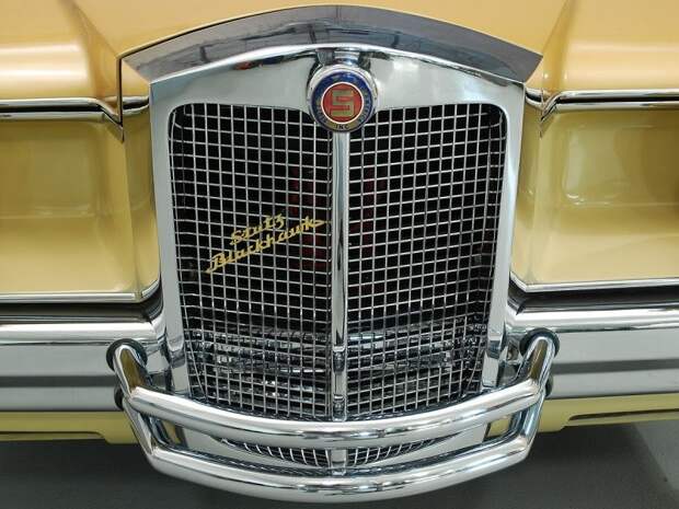 Чудовищно прекрасен: эпатажный и очень дорогой Stutz Blackhawk