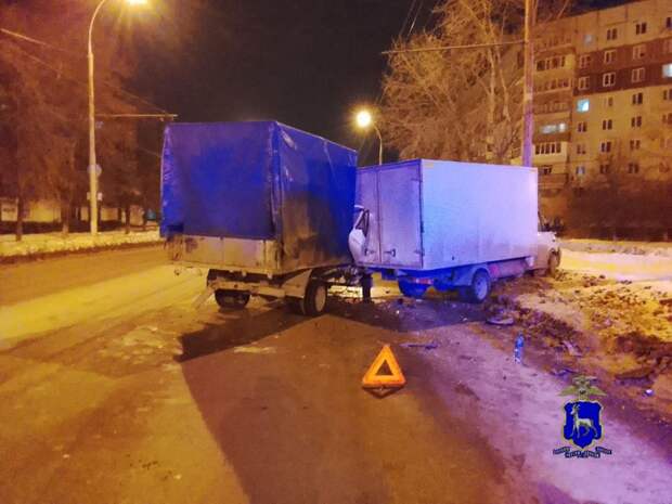 В Тольятти ГАЗ протаранил вторую «Газель» и впечатал ее в световую опору