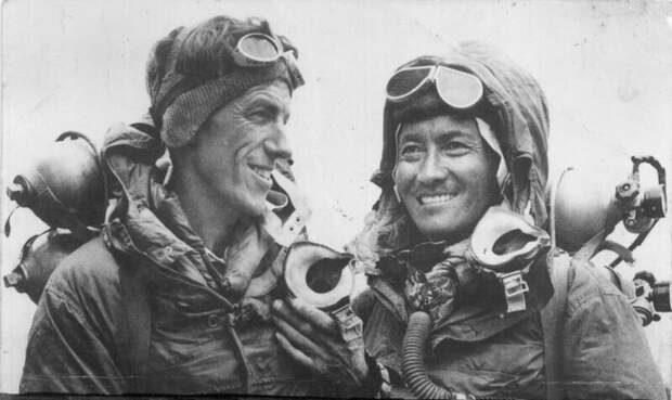 Эдмунд Хиллари и Шерпа Тенцинг Норгей. Первыми людьми, покорившими Эверест. 29 мая 1953 г