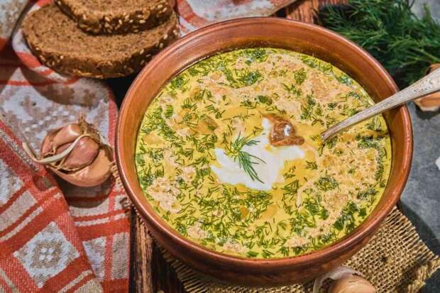 Рассольник с перловкой за час: сытно, ароматно и как у бабушки