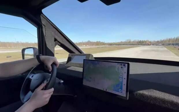 Появились первые фото салона футуристичной новинки возрожденной российской марки