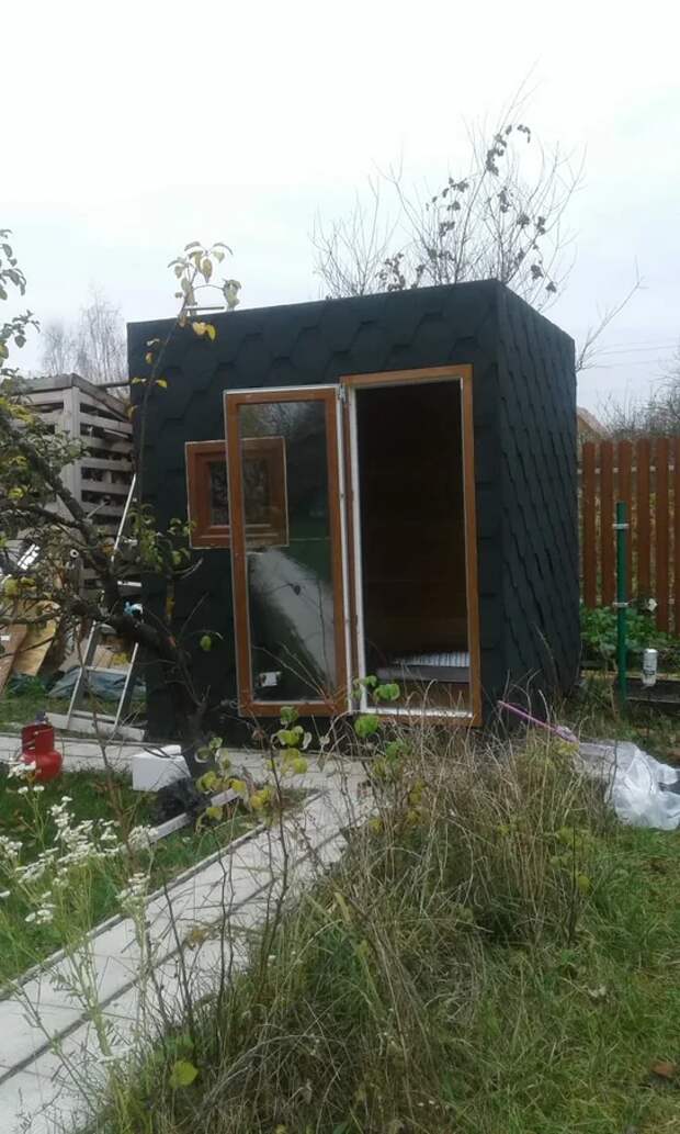 Самый маленький дом 2х2 метра за 100 000 рублей.