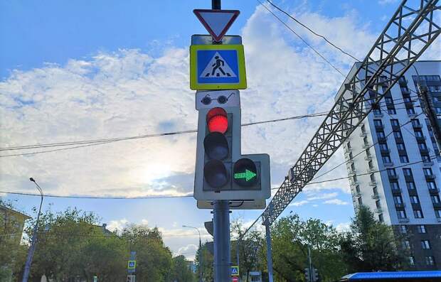 На Новомосковской устранили угрозу падения светофора