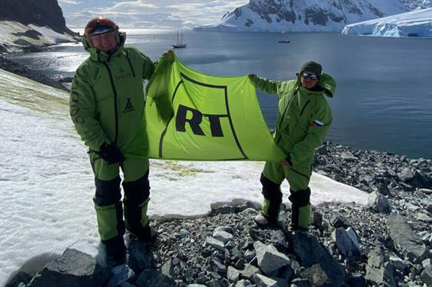 Российские путешественники развернули флаг RT в Антарктиде