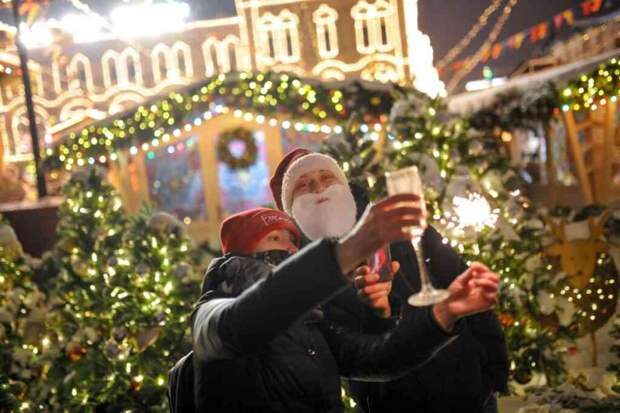 Эксперт: конкурировать создателям новогодних шоу нужно смыслом и ощущением актуальности