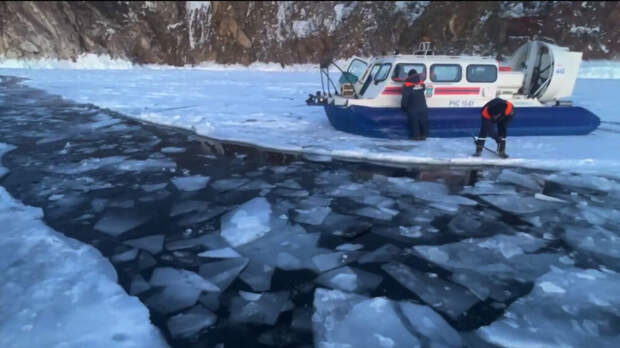 На Байкале спасли шестерых человек из частично затонувших машин