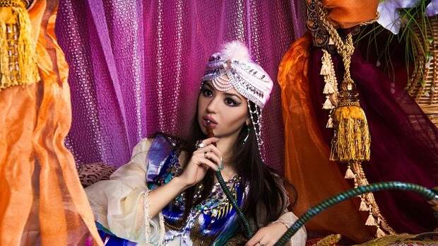 girl-and-hookah-1390804_640.jpg