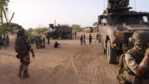 Прибывшие в Мали четверо россиян вновь попали на фото и вызвали новый всплеск паники у Запада