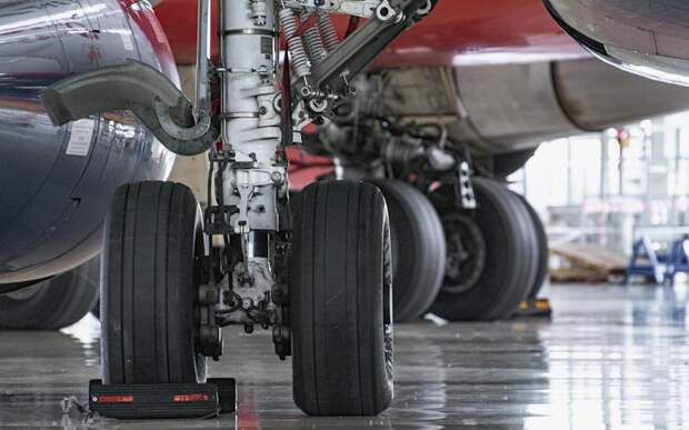 Пассажирский самолет выкатился за пределы взлетной полосы в российском городе