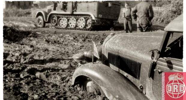 Mercedes-Benz 170V сел по самые ступицы колес. Вытащить его сможет разве что полугусеничный Demag, виднеющийся на заднем плане