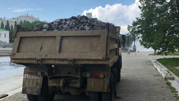 Экс-чиновник мэрии Екатеринбурга за свой счет вывез мусор из сквера