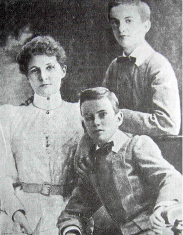 Маргарет-Эмма Робертсон (Миклухо-Маклай) с сыновьями Александром и Владимиром 