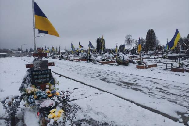 Солдат ВСУ стали хоронить в общие могилы на 15 человек