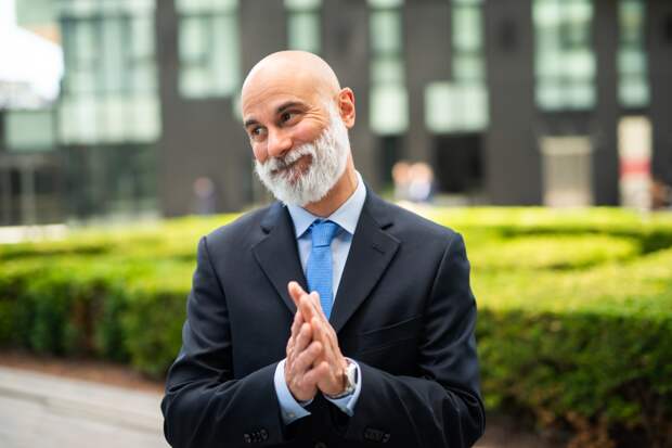 Женщин призвали бежать со свидания с долго потирающим руки перед едой мужчиной