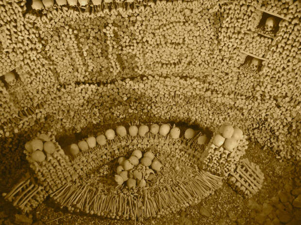 Здания сделанные из черепов и костей