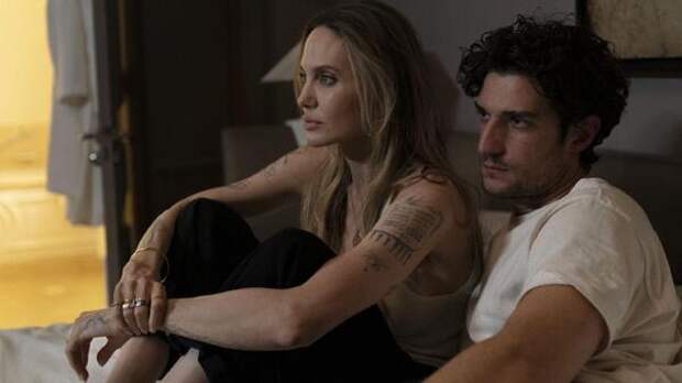 Тщетно пытается скрыть свой новый роман: Джоли отрицает слухи об интрижке с Гаррелем