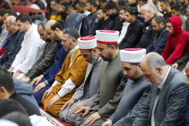 Жителям стран Персидского залива запретили молиться на улице из-за конфликта