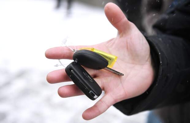 Сотрудники российского автосалона обманули граждан на десятки миллионов рублей