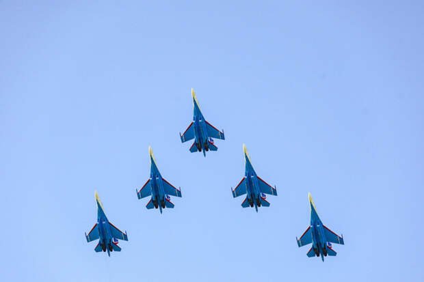 Су-35С эффектно сопроводил правительственный борт в небе Сирии