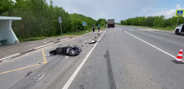 Женщина на скутере врезалась в большегруз и погибла на трассе в Нижегородской области