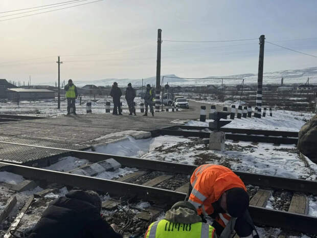Водитель скорой помощи пострадал при столкновении с поездом в Дагестане