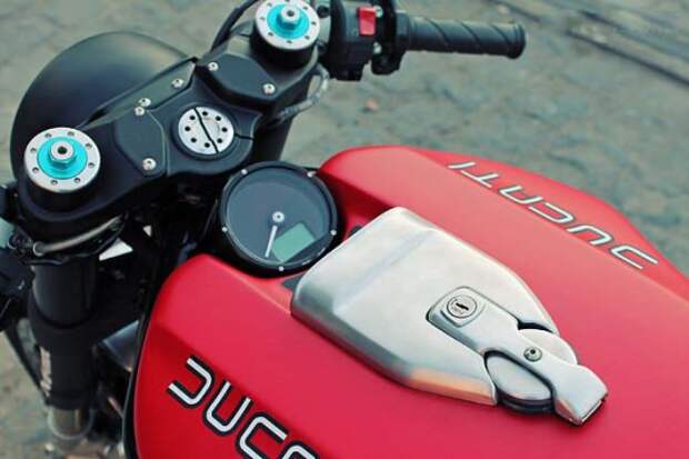 Кастом Ducati Monster 1100 «Flat Red II»
