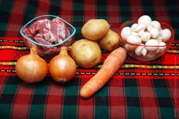 Грибы, мясо и овощи для рагу