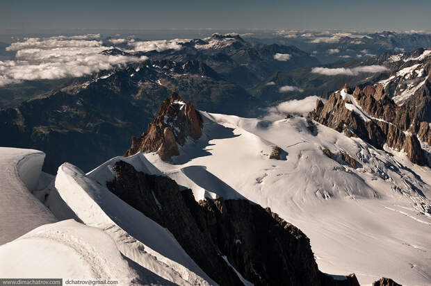 Хижина Космик (Cosmiques) с вершины горы Монблан в Альпах