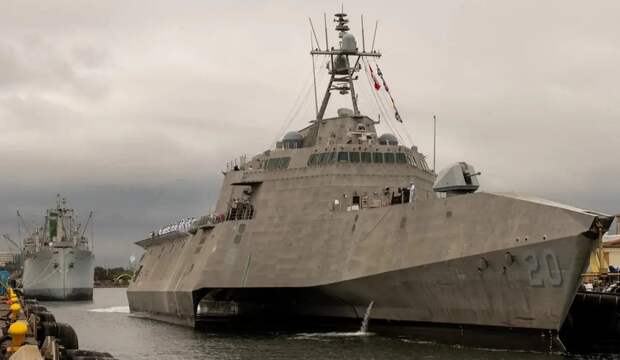 Рядом с вымпелом НОАК: боевой корабль ВМС США пришвартовался на базе Камбоджи