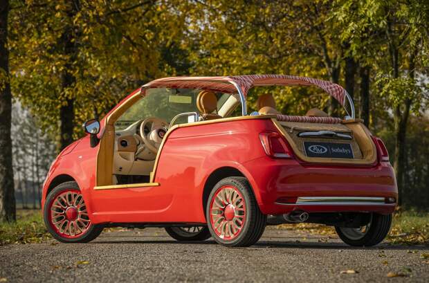 Пляжный Fiat 500 Jolly Conversion 2010 года с плетёным интерьером