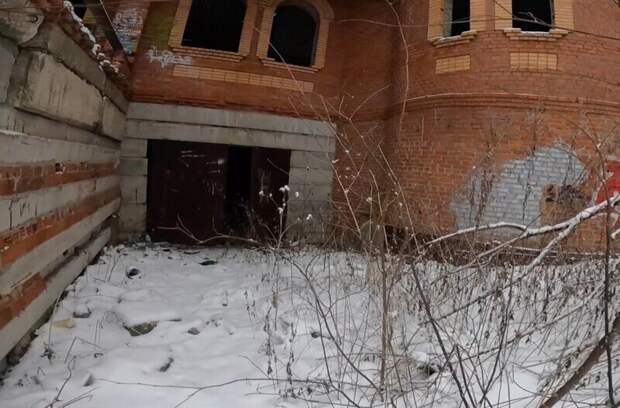 А если обойти дом с одной из сторон, можно пройти в тёмный и большой гараж. Смотреть внизу особо нечего, но нервы пощекотать можно