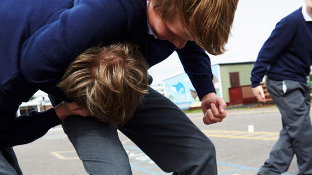 Мать избитого в Волгограде подростка заявила, что следователь обвиняет в драке ее сына