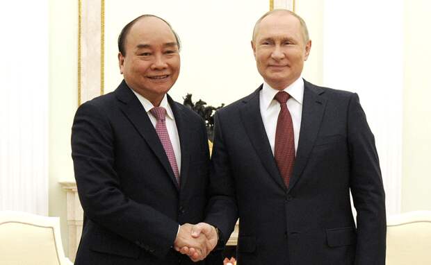 Что-то мои знакомые в последнее время зачастили с путешествиями. Кто-то летает в Узбекистан, а кому-то хочется исследовать не самый популярный для россиян курорт с весьма нестандартной историей.-2