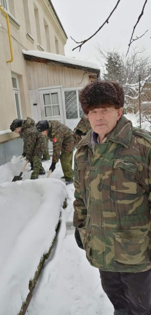 Кадеты школы из Северного расчистили снег во дворе у ветерана