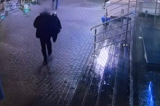 Отдыхавший в Сочи турист поссорился с приятелем, украл его куртку и попал на видео