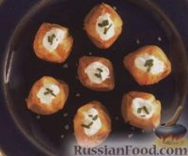 Фото к рецепту: Печеный картофель со сметаной и луком