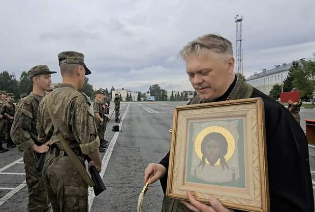 Российский солдат покинул строй на присяге из-за действий священника РПЦ