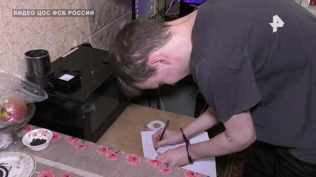 Двое хулиганов засунули "окровавленные" молотки в двери квартир сотрудников РКН