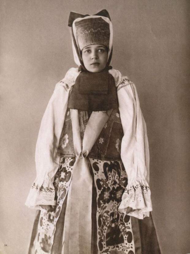 Русские красавицы 19-го века в традиционных костюмах 29