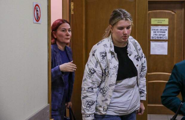 Екатерина Бурнашкина (справа) и её мать Елена в зале суда