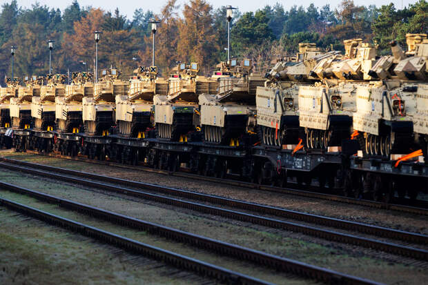 США перебросили танки Abrams и другую бронетехнику на новую базу НАТО в Польше