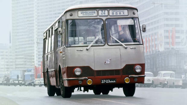 Почему водители опасались подниматься на советском ЛиАЗ-677 и не буксировали другие машины