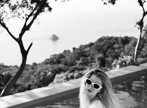 Актриса Анастасия Уколова показала себя в купальнике