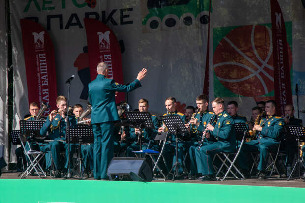Оркестр курсантов Военного института выступил в парке «Северное Тушино» в первый день лета