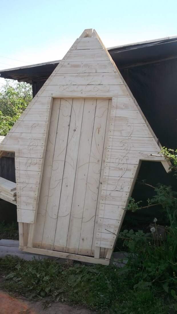 Просто и легко резной деревянный туалет в процессе летнего творческого отдыха дача., ландшафтный дизайн, резьба по дереву, своими руками, строительство