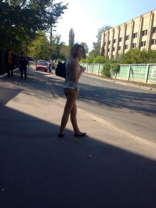 Если присмотреться, то у девушки на фото всё таки есть штаны взглянуть дважды, показалось, прикол, юмор
