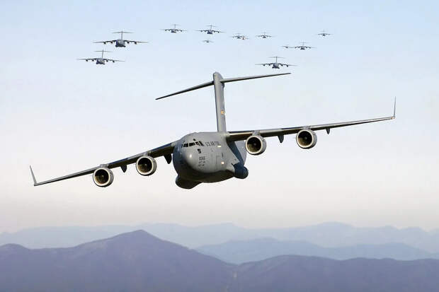 Транспортники C-17A ВВС США сегодня весь день летят на Ближний Восток